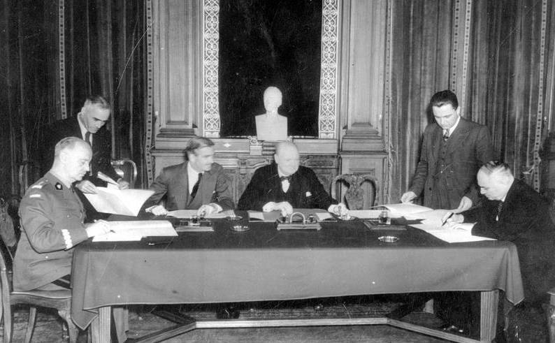 Фото 1. Подписание соглашения Лондон 30 июля 1941 года. Слева направо Сикорский Иден Черчилль и Майский..jpg