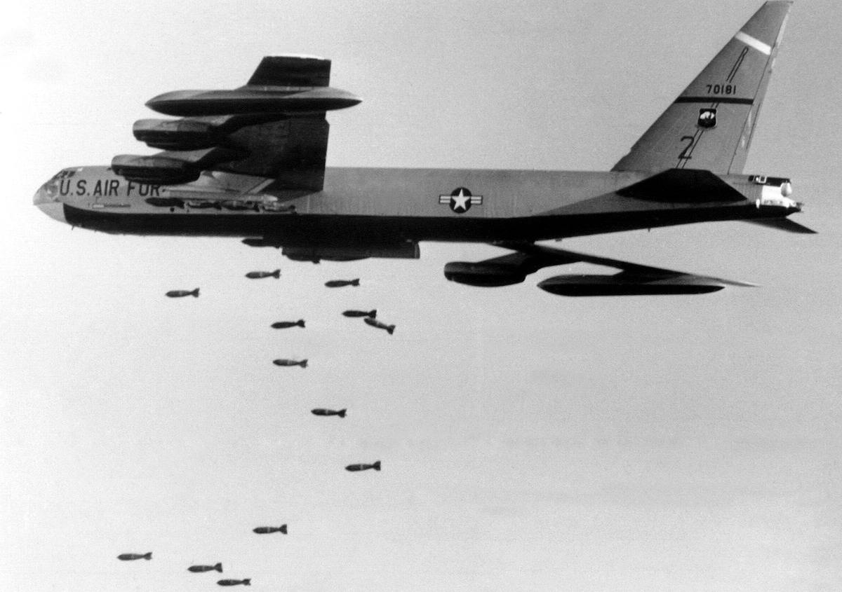 B-52 сбрасывает бомбы на позиции войск Северного Вьетнама.jpg