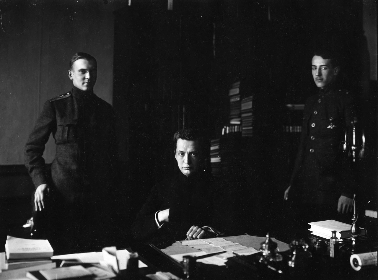 25 А.Ф. Керенский с помощниками.jpg