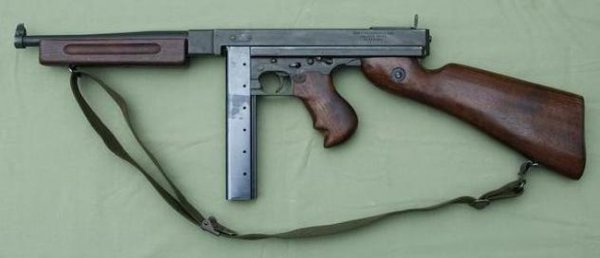 Томпсон М1 с коробчатым магазином на 30 патронов. (armoury-online.ru) Томпсон М1 с коробчатым магазином на 30 патронов.