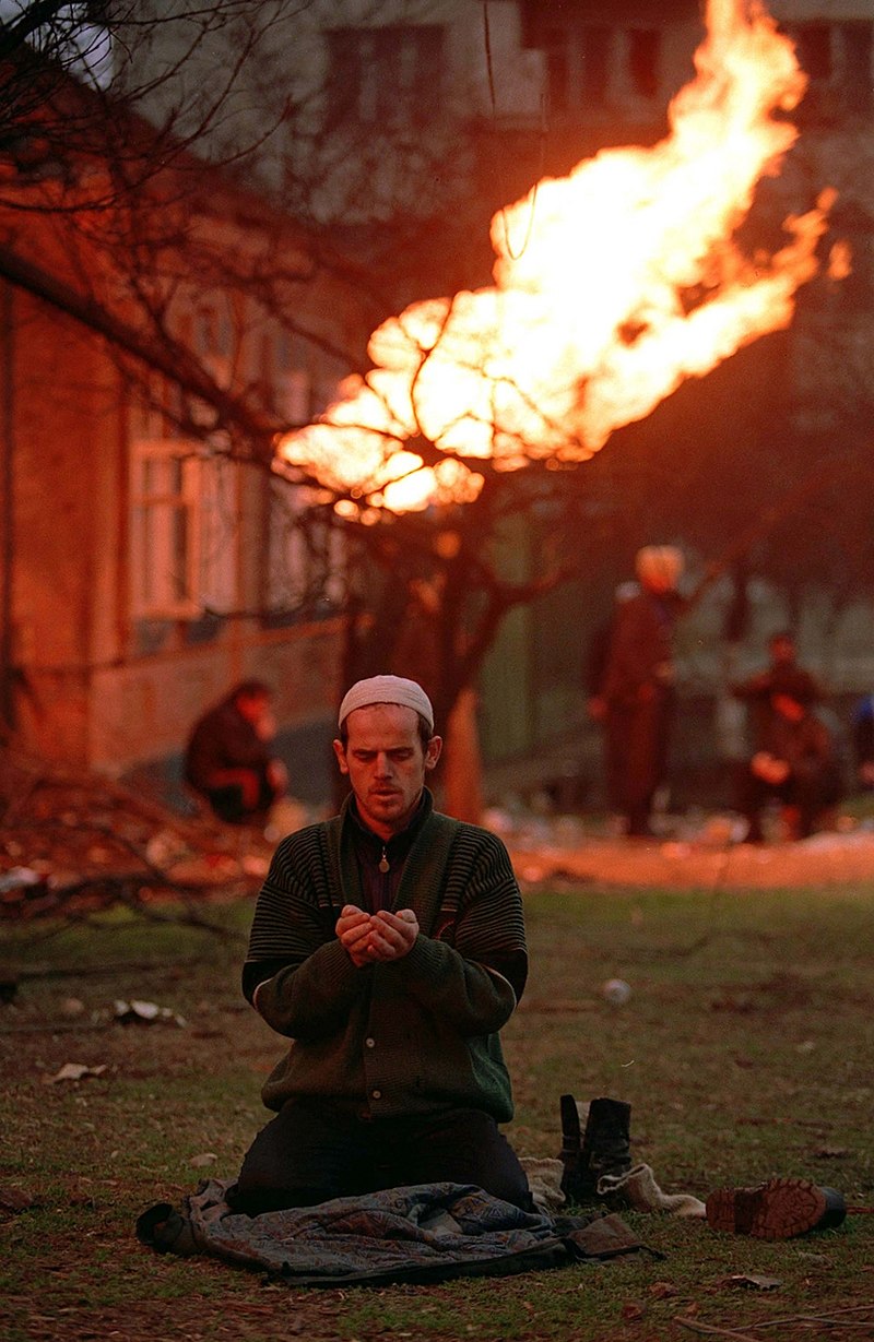 Чеченец молится в Грозном.jpg
