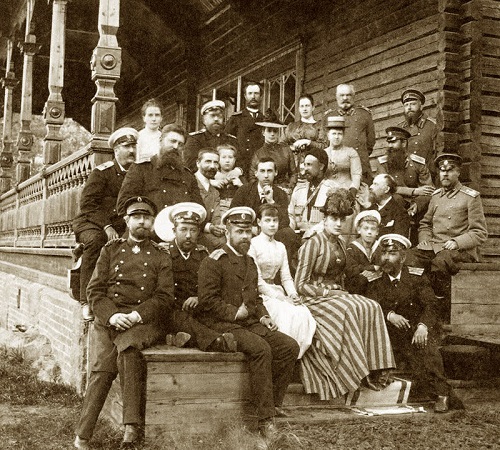 Фото 8. Императорская чета в кругу приближенных (лето 1889).jpg