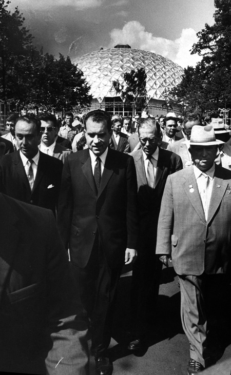 Ричард Никсон и Никита Хрущев в парке «Сокольники», 24 июля 1959 года