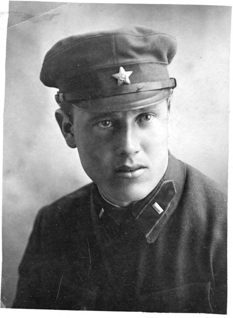 Капитан НКВД Н. И. Зырянов. <br>