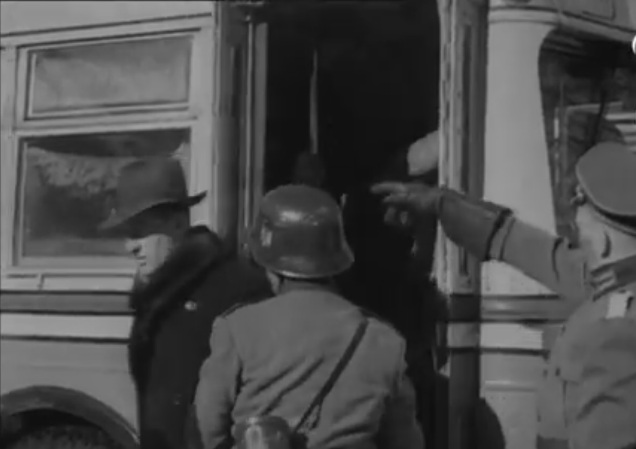 Нацисты выводят пассажиров из автобуса.