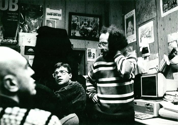 Ночь с 3 на 4 октября 1993-го - Алексей Венедиктов (на фото вверху, справа) и Юрий Щекочихин (на фото внизу слева) в редакции "Эха".