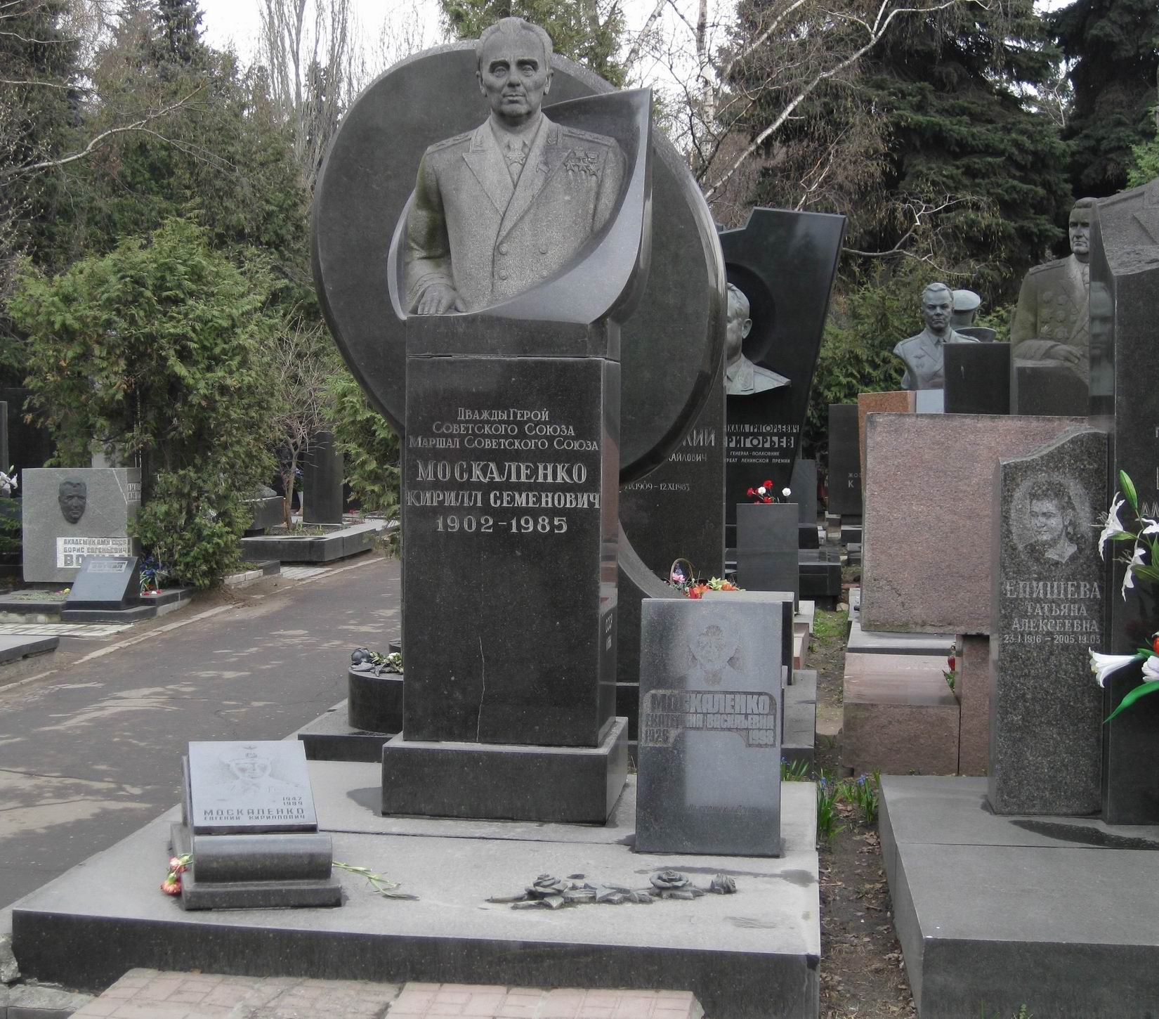 Памятник на могиле.jpg