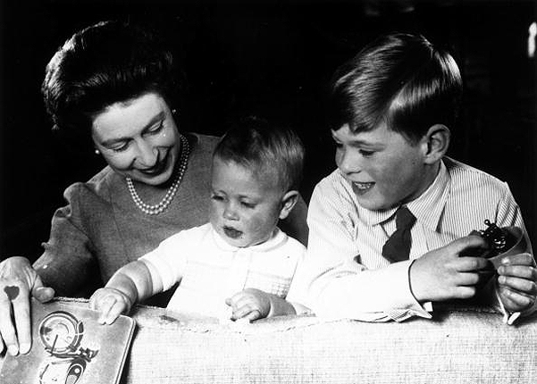 С принцем Эндрю и принцем Эдуардом, 1965 год.jpg С принцем Эндрю и принцем Эдуардом, 1965 год.jpg
