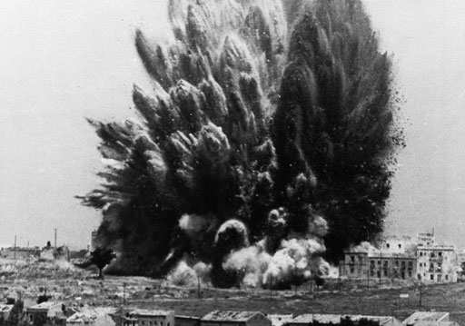 В этом взрыве пятиэтажного здания Каса Бланка в Мадриде погибли триста фашистов 19 марта 1938 года. Правительственные лоялисты прорыли туннель на 548 метров за полгода, чтобы подложить мины