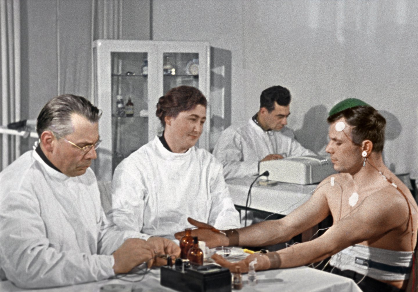 Гагарин проходит медицинское обследование.jpg