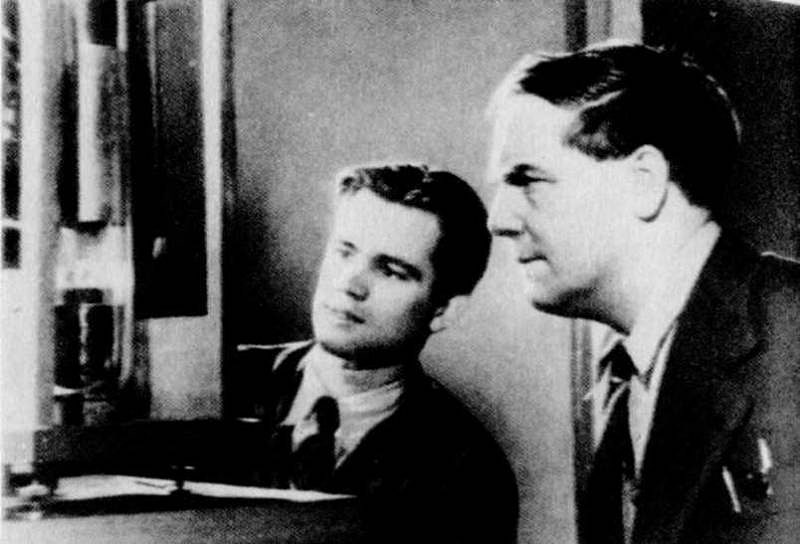 Капица и лаборант Филимонов исследуют жидкий гелий, 1939.jpg