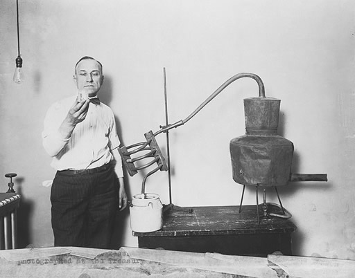 Налоговый чиновник с конфискованным оборудованием, 1920-1932.jpg