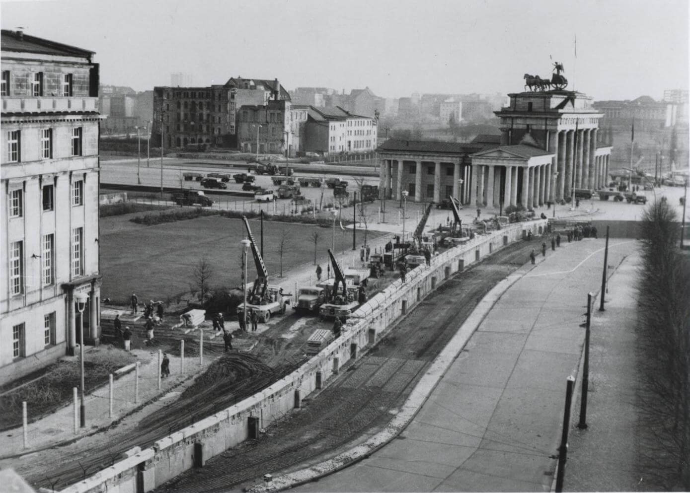 Возведение Берлинской стены. 1961 год.