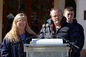 Родители Джессики Линч и её брат Грегори во время пресс-конференции в медицинском центре.jpg