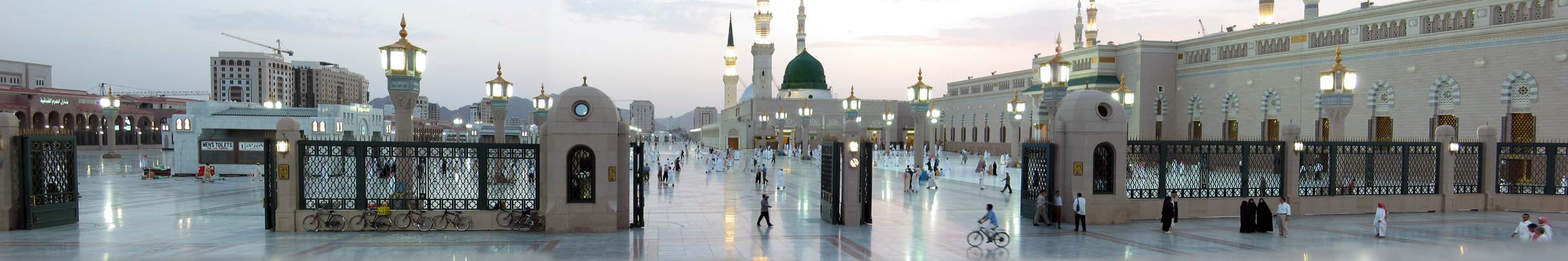 Масджид ан-Набави (Мечеть Пророка) в Медине, Саудовская Аравия, с Зелёным Куполом, построенная над могилой Мухаммеда в центре.jpg