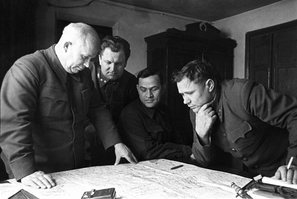 Хрущёв, Кириченко, Чуянов и Ерёменко, 1942 год.jpg