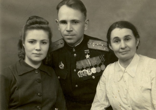 Борис Иванович с женой и матерью.jpg