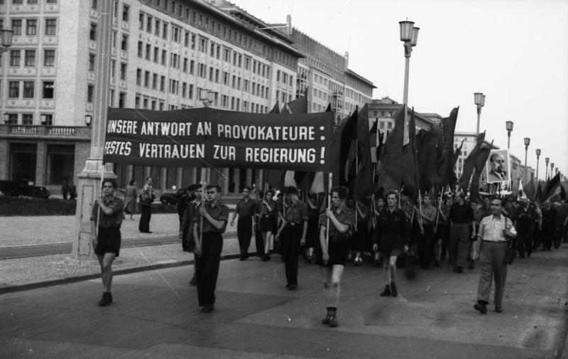 Проправительственная демонстрация в Берлине. «Наш ответ провокаторам – твёрдое доверие правительству!». (Wikimedia) Фото 7.jpg