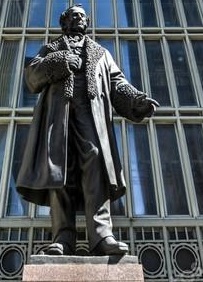 Фото4.jpg Статуя Вандербильта установлена перед вокзалом Нью-Йорка.