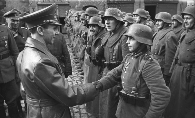 Йозеф Геббельс награждает 16-летнего члена Гитлерюгенда. (wikipedia.org) 4.jpeg
