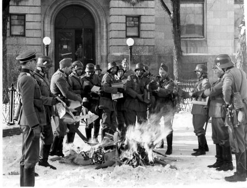 Нацисты сжигают книги у входа в&nbsp;библиотеку.