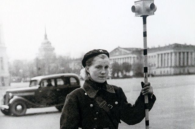 Милиционер-регулировщик с аккумуляторным светофором. 1943 год