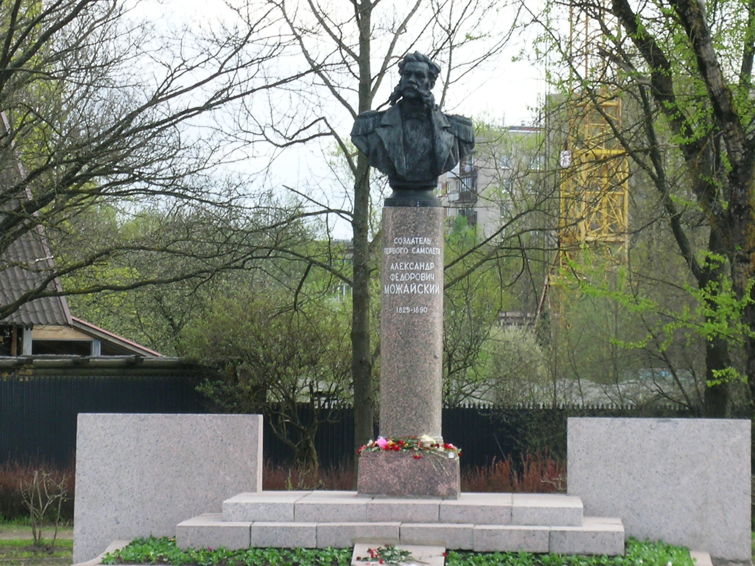 Можайский 8 памятник.jpg