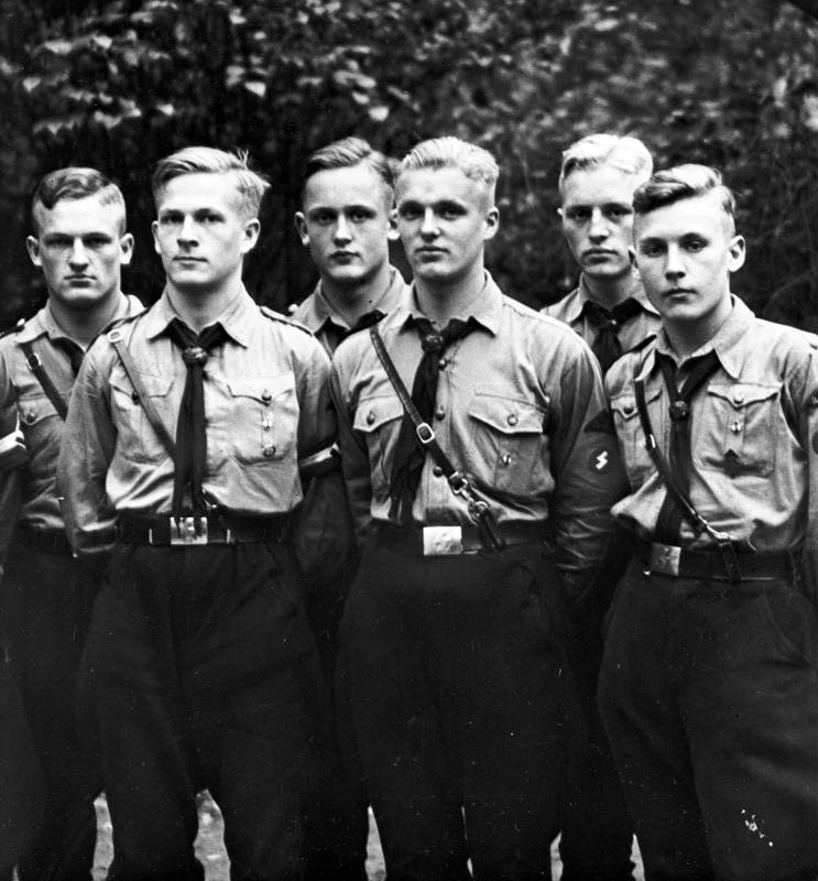Групповое фото юношей из «Гитлерюгенда», 1933.jpg Групповое фото юношей из «Гитлерюгенда», 1933.jpg