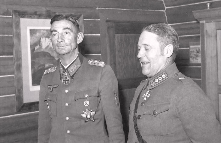Генерал-полковник Эдуард Дитль (слева) с щитом «Нарвик» на левом рукаве, 1943 год
