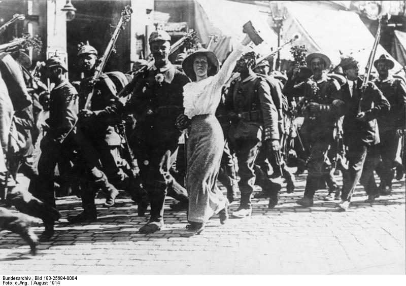 Немецкие солдаты покидают гарнизон, 1914 год.jpg