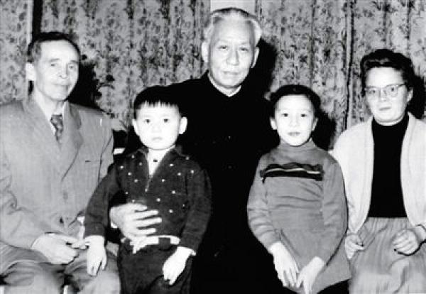 Лю Шаоци с семьёй.
