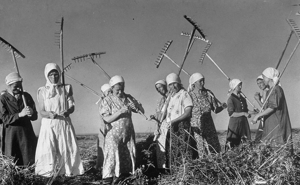 Советские колхозницы, начало 1940-х.