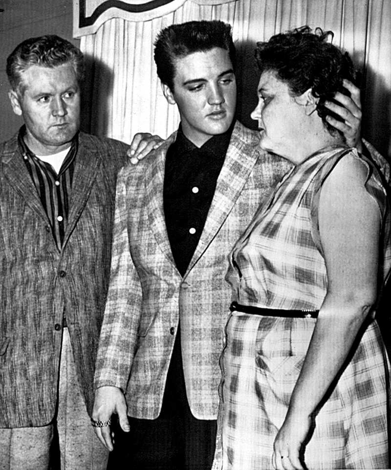 Элвис Пресли с родителями, 1958 год.jpg