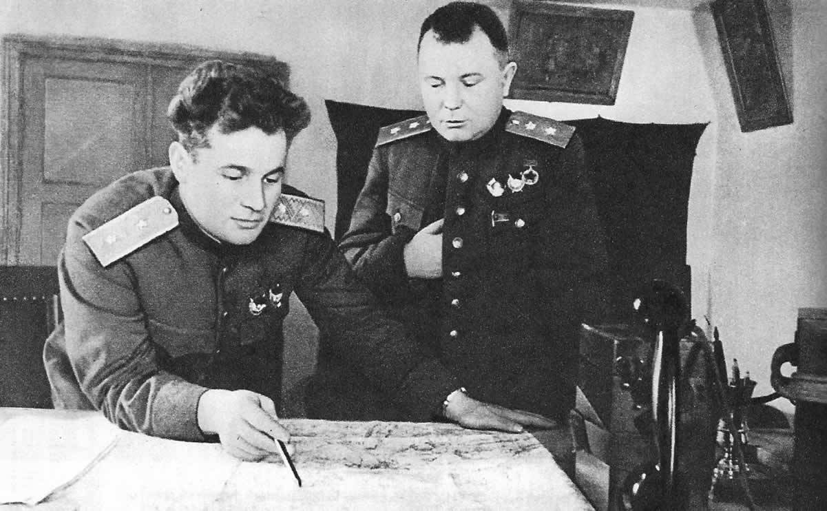 И. Д. Черняховский (слева) и член Военного совета армии А. И. Запорожец. Март 1943 г.jpg