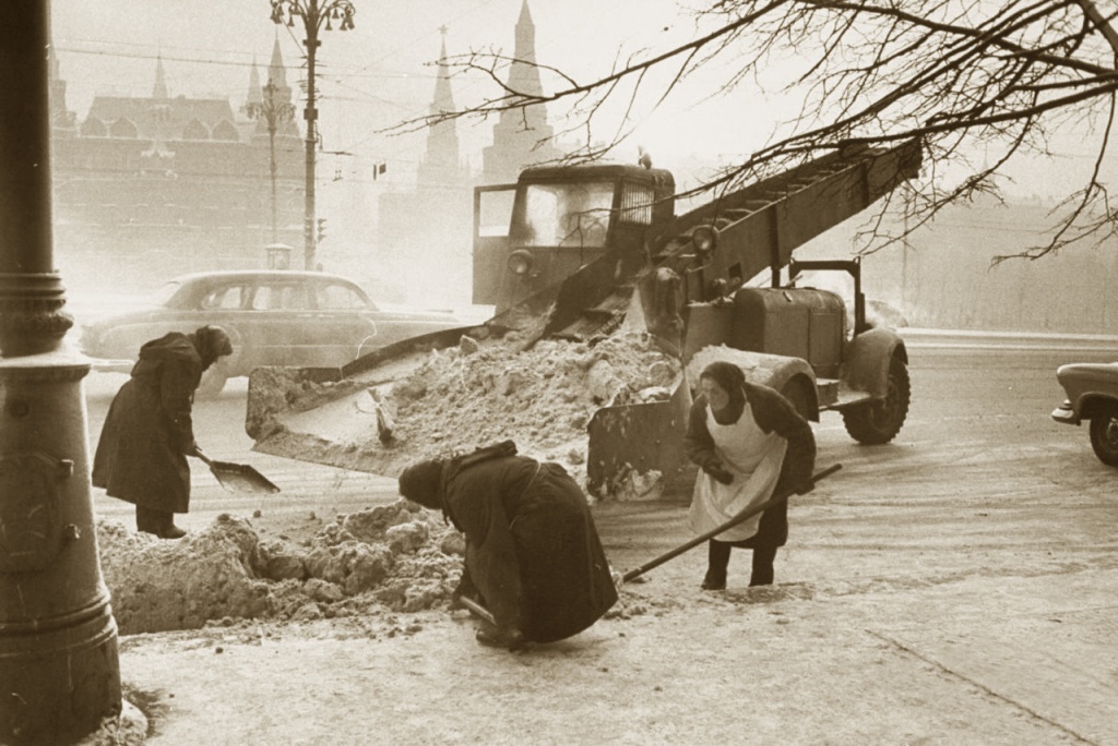 работники комунальных служб убирают снег 1956г.jpg