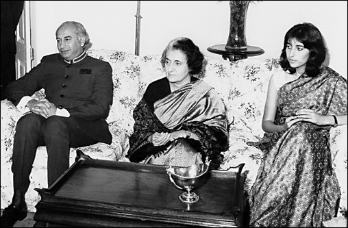 Беназир с отцом и Индира Ганди.jpg