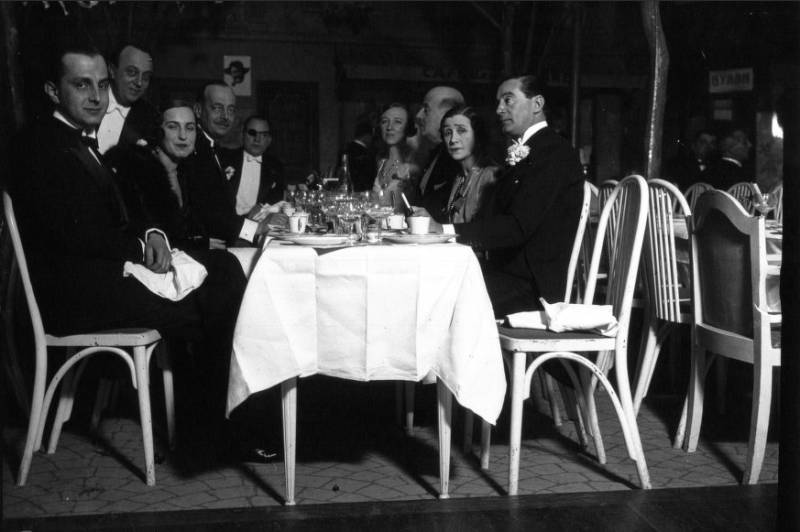 Обед эмигрантов в Париже, 1932.png