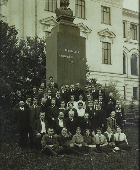 Студенты, преподаватели и служащие Императорского Московского университета у памятника М.В. Ломоносову