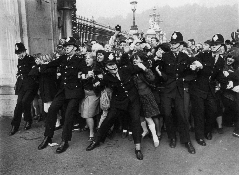 26 октября 1965. Лондон. Толпа фанатов штурмует Букингемский дворец, где Битлы награждаются Орденом Британской Империи