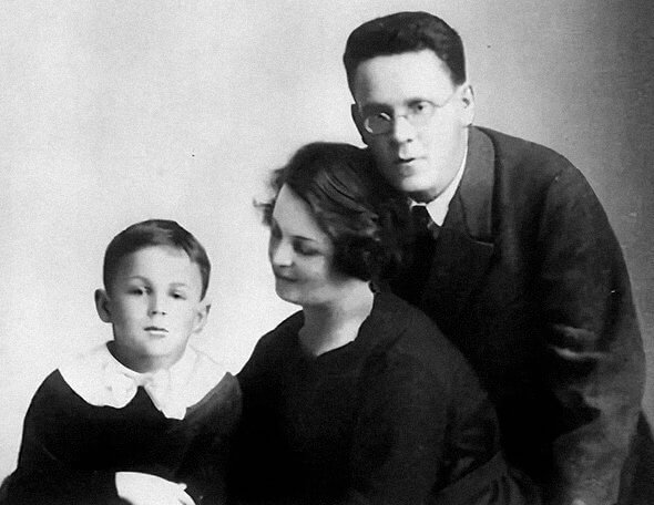 4 Маршак с женои и старшим сыном. Ленинград. 1924 год.jpeg