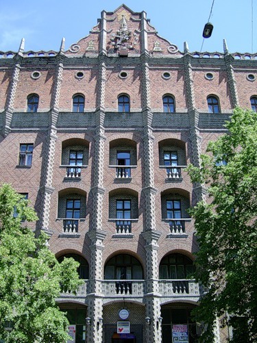 Построенная пленными гостиница в Луганске.