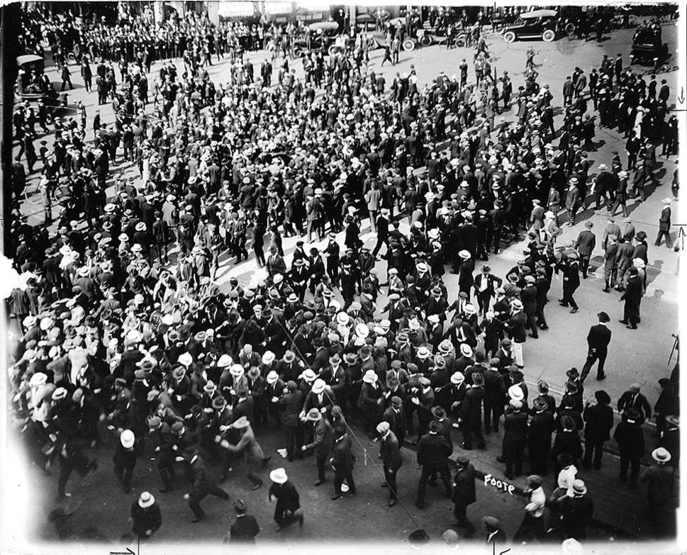 Забастовщики выходят на улицы, Виннипег, 10 июня 1919 г. (Archives Winnipeg Free Press) Забастовщики выходят на улицы, Виннипег, 10 июня 1919 г. <br>