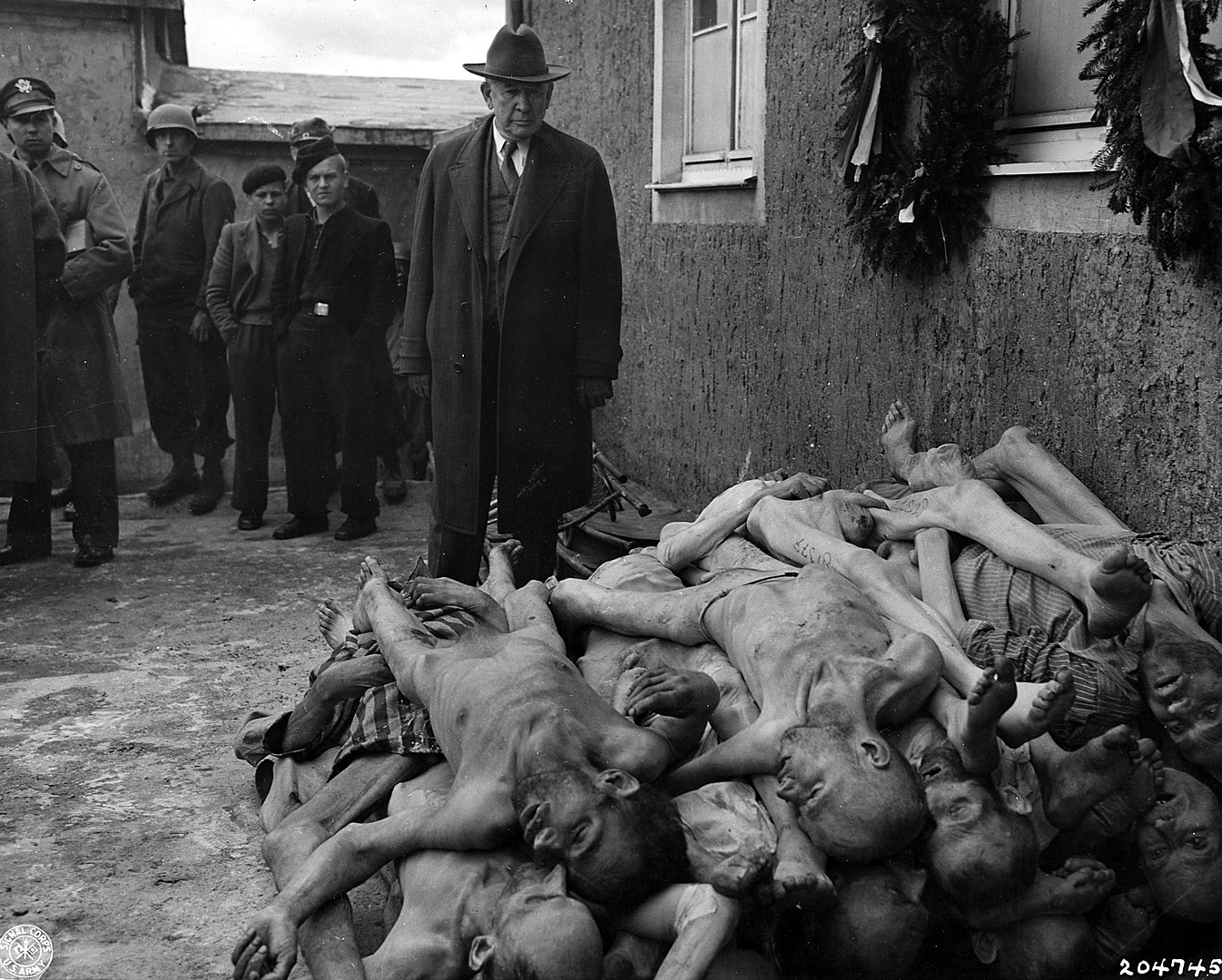 1346px-Buchenwald-bei-Weimar-am-24-April-1945.jpg