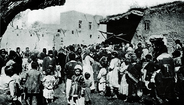 Армяне, окруженные турецкими солдатами.