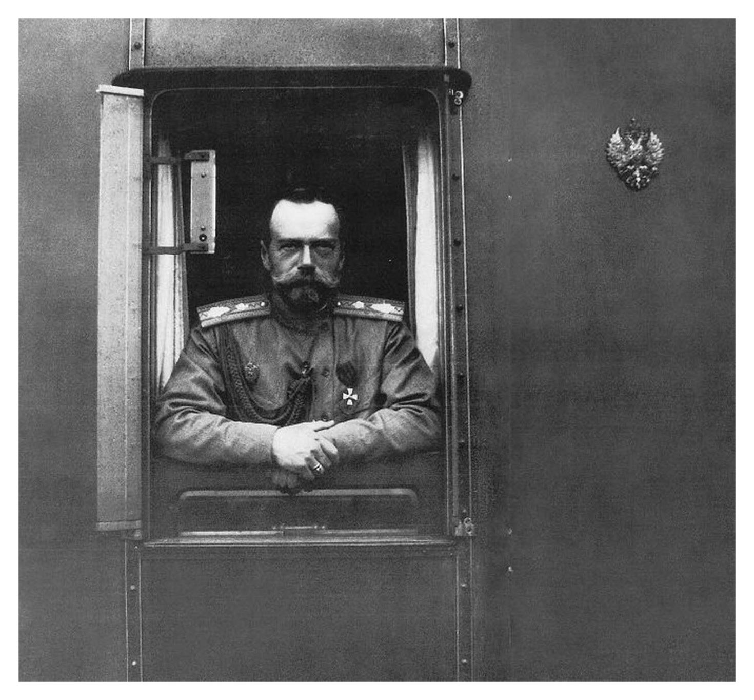 Царь Николаи II в окне поезда. Царь Николаи II в окне поезда..jpg