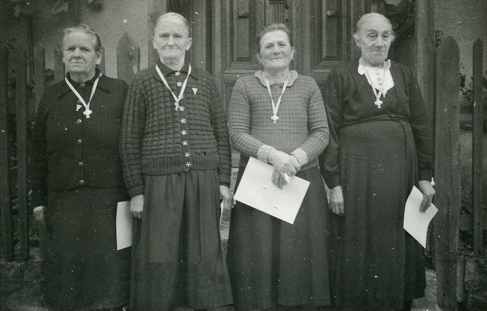 Женщины, награжденные Почетными крестами немецкой матери