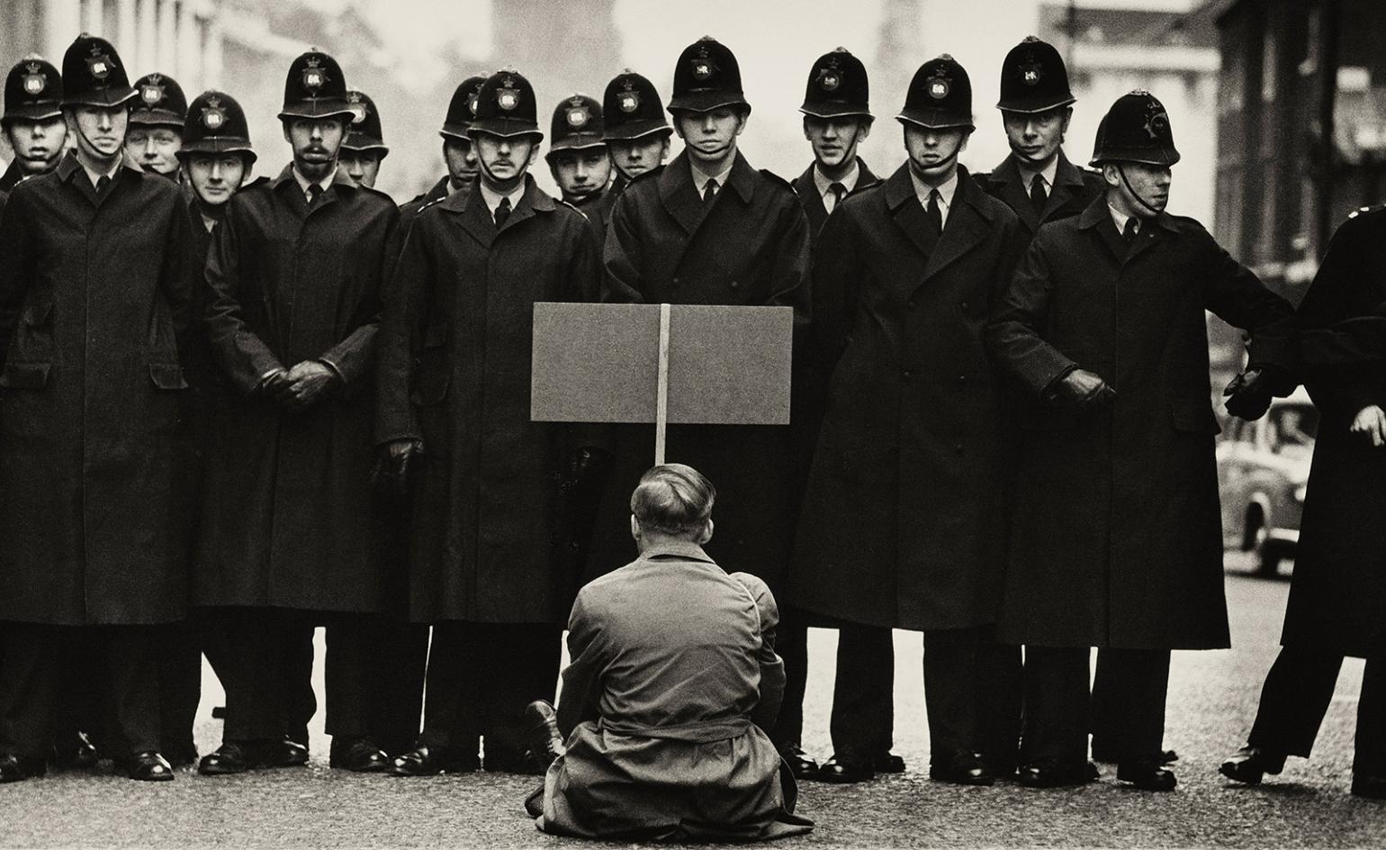 Лондон, октябрь 1962 года. Дональд Маккаллин. («Дилетант») don-mccullin-tate-britain-p.jpeg