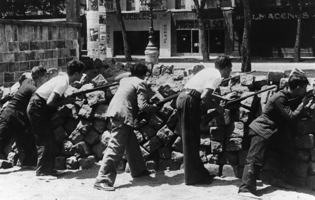 Рабочие на баррикадах. Барселона 1936 год