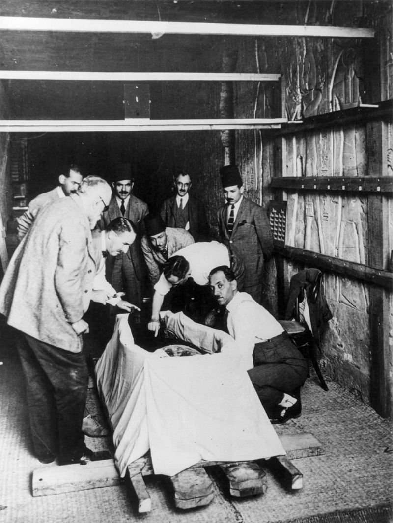 Howard_Carter_opening_mummy_of_King_Tut_cph.3b08637.jpg Howard_Carter_opening_mummy_of_King_Tut_cph.3b08637.jpg