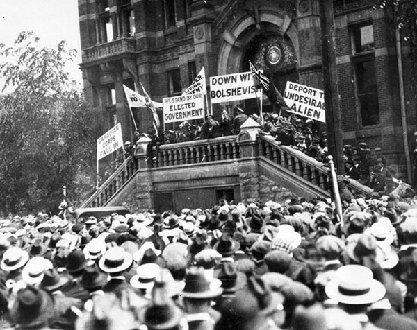Ассоциация ветеранов, Виннипег, возле здания ратуши, 4 июня 1919 г. (Archives of Manitoba) Ассоциация ветеранов, Виннипег, возле здания ратуши, 4 июня 1919 г.